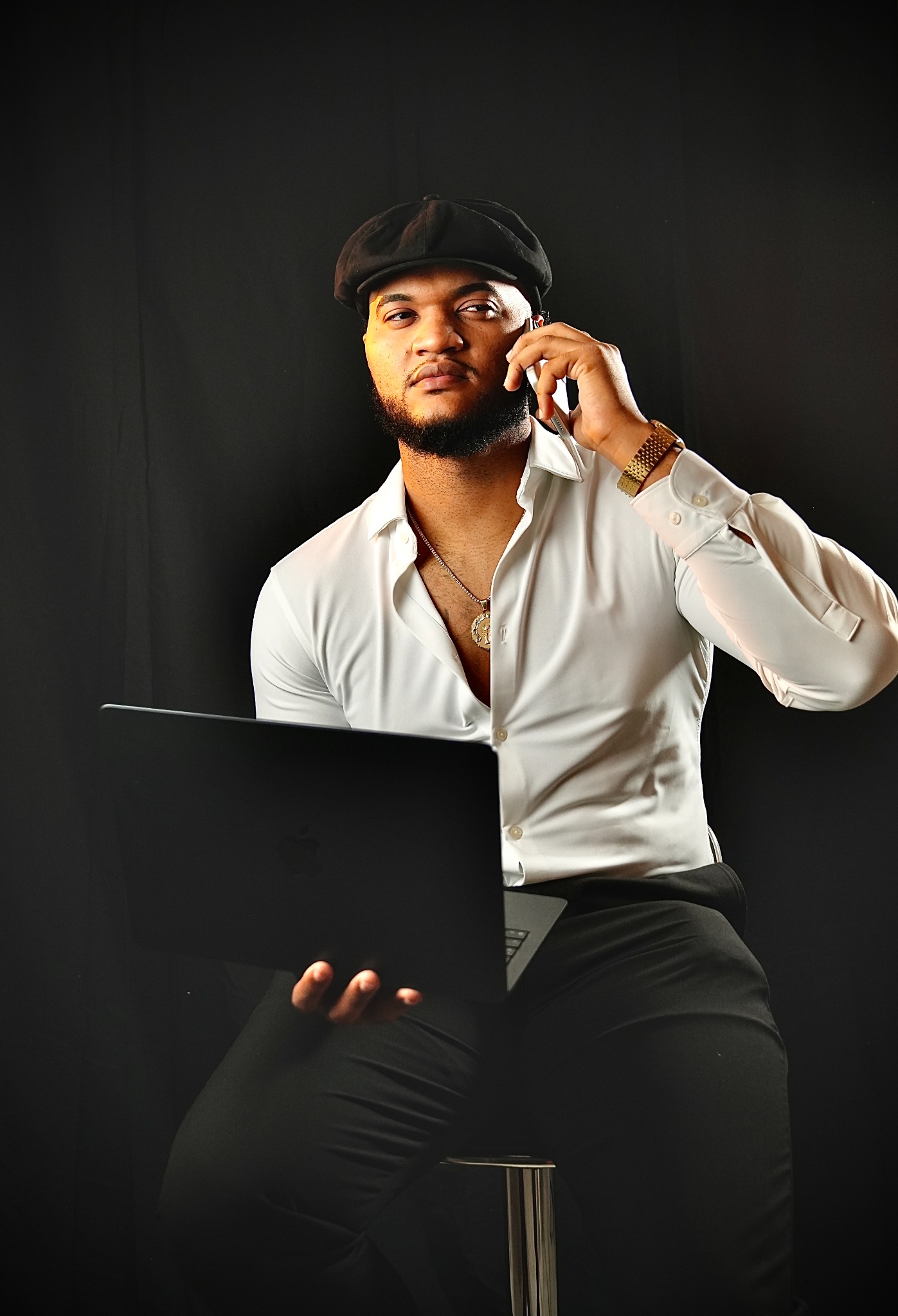 Dariel Madera con su computadora